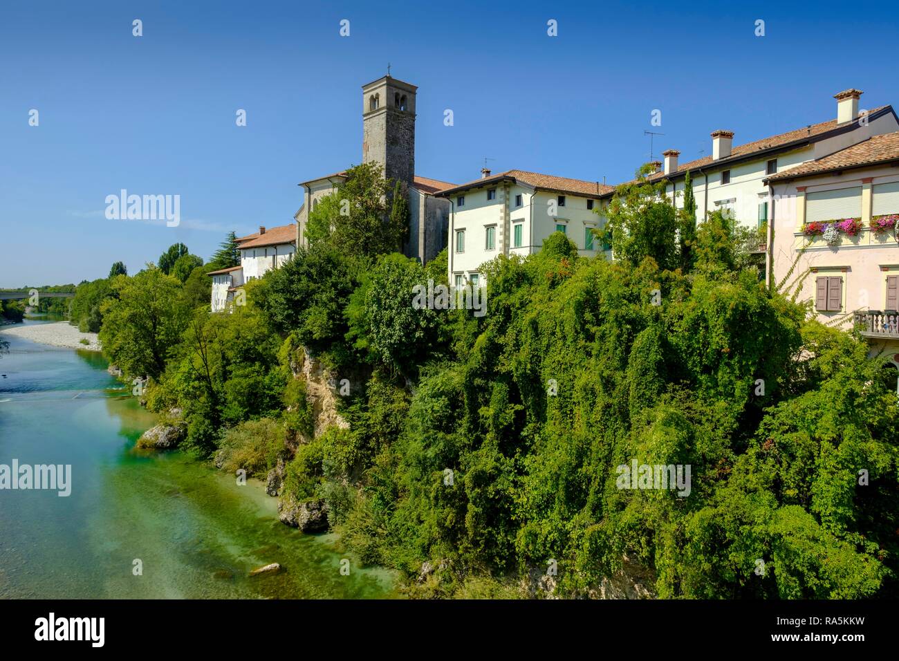 Vista sul fiume Natisone per il campanile della cattedrale di Santa Maria Assunta e la città vecchia, Cividale del Friuli Foto Stock