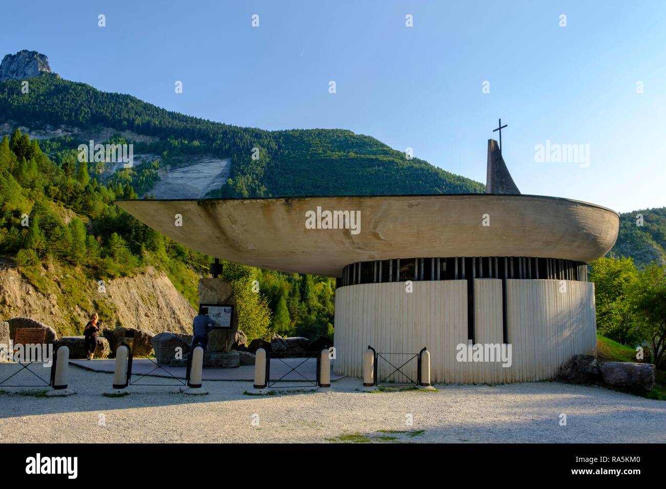 Memoriale della Catastrofe del Vajont, chiesa presso la diga di Vajont parete, vicino a Longarone, Veneto, Italia Foto Stock