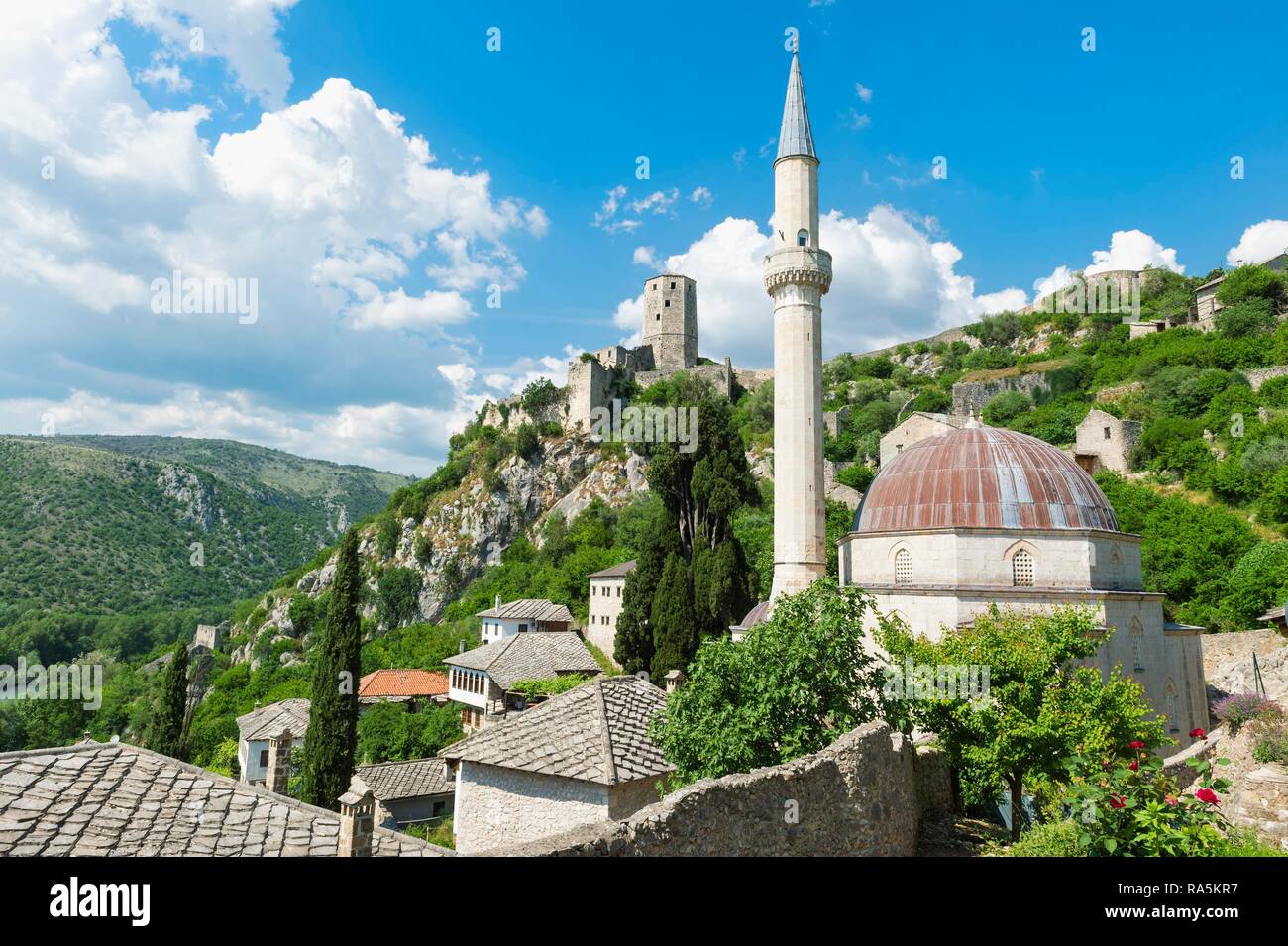 Cittadella medievale rovine e xiv secolo Hajji Alija moschea, Pocitelj, Bosnia Erzegovina Foto Stock