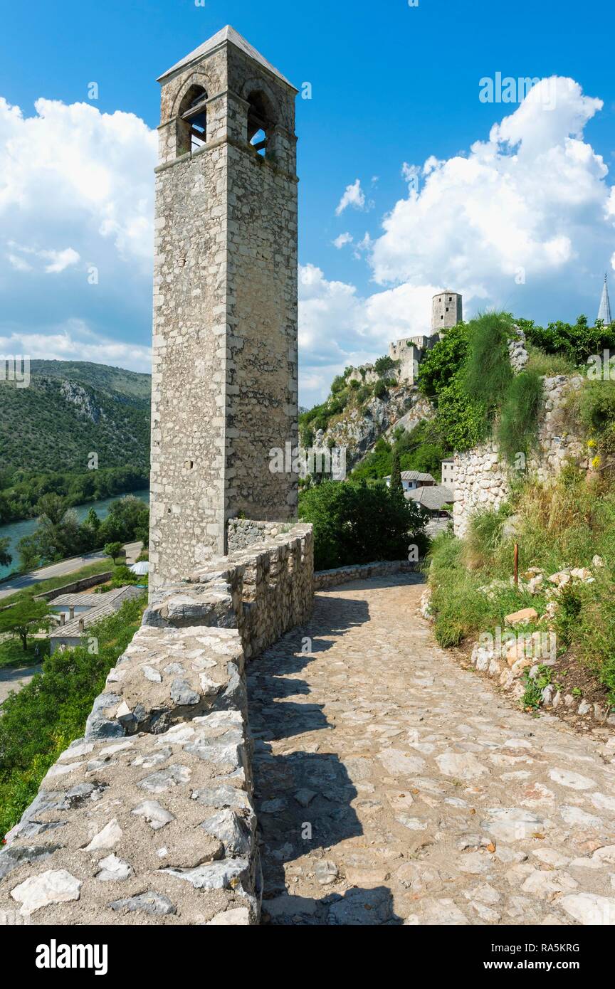 Sahat Kula torre dell orologio nella cittadella medioevale di Pocitelj, Bosnia Erzegovina Foto Stock