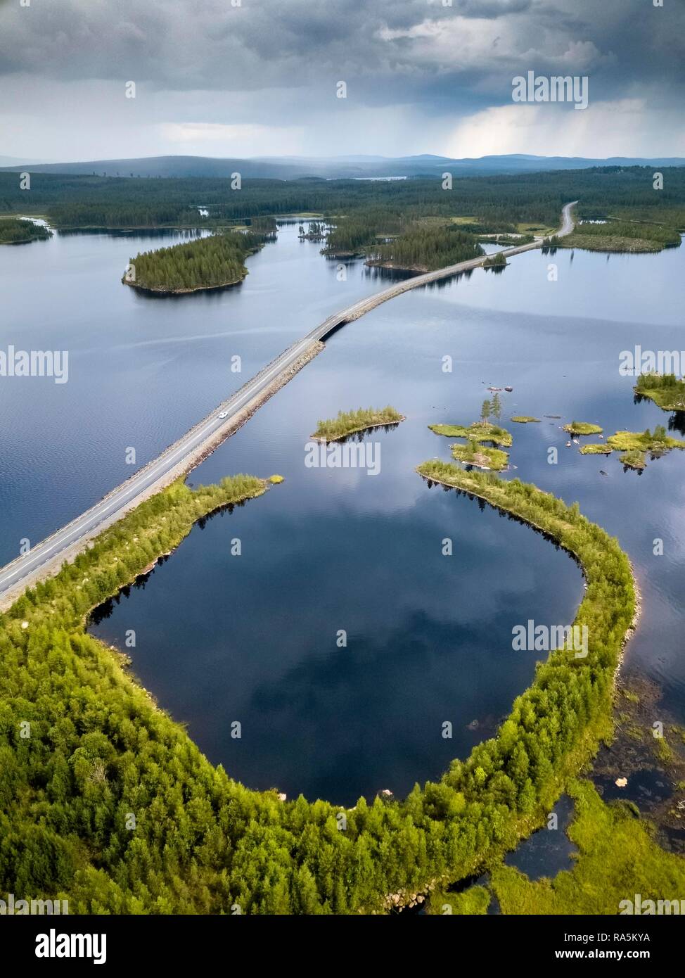 Fuchi shot, avvolgimento strada scorre attraverso il lago paesaggio, boreale, arctic conifere su piccole isole, Frederika, Västerbottens Län Foto Stock