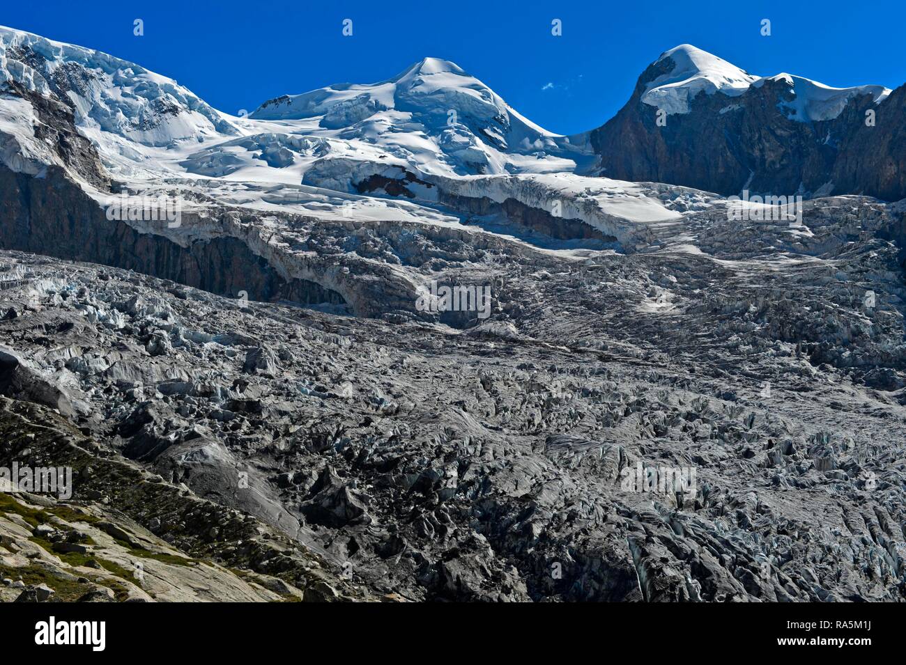 I picchi Castore e Polluce al di sopra del ghiacciaio di confine, Zermatt, Vallese, Svizzera Foto Stock