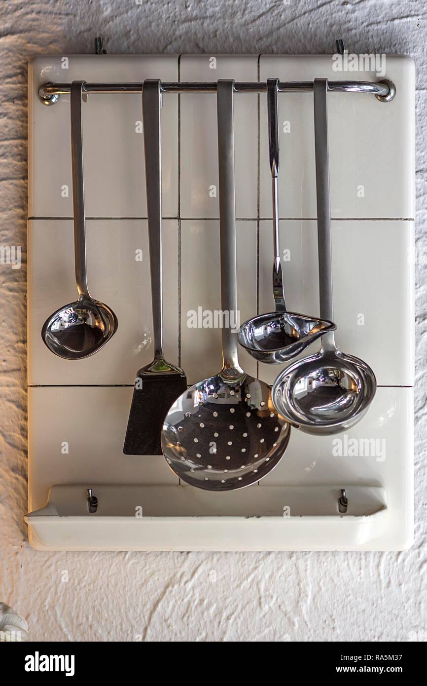 Utensili di cottura su un pezzo di piastrella con il vassoio antigoccia, Bassa Sassonia, Germania Foto Stock