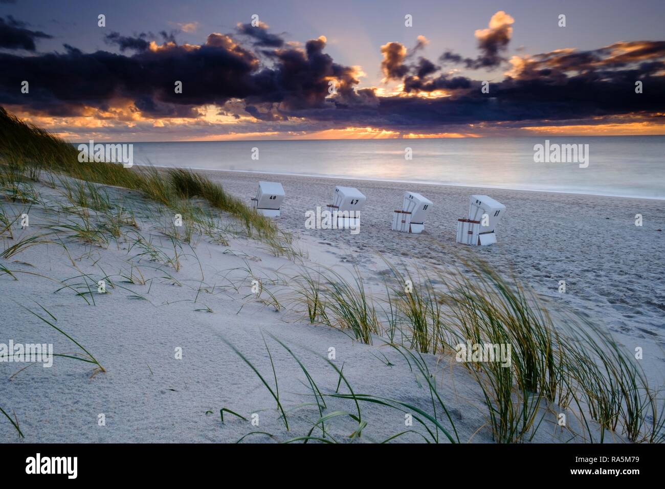 Sedie a sdraio in spiaggia occidentale di Hörnum nella luce della sera, Sylt, Nordfriesland, Schleswig-Holstein, Germania Foto Stock