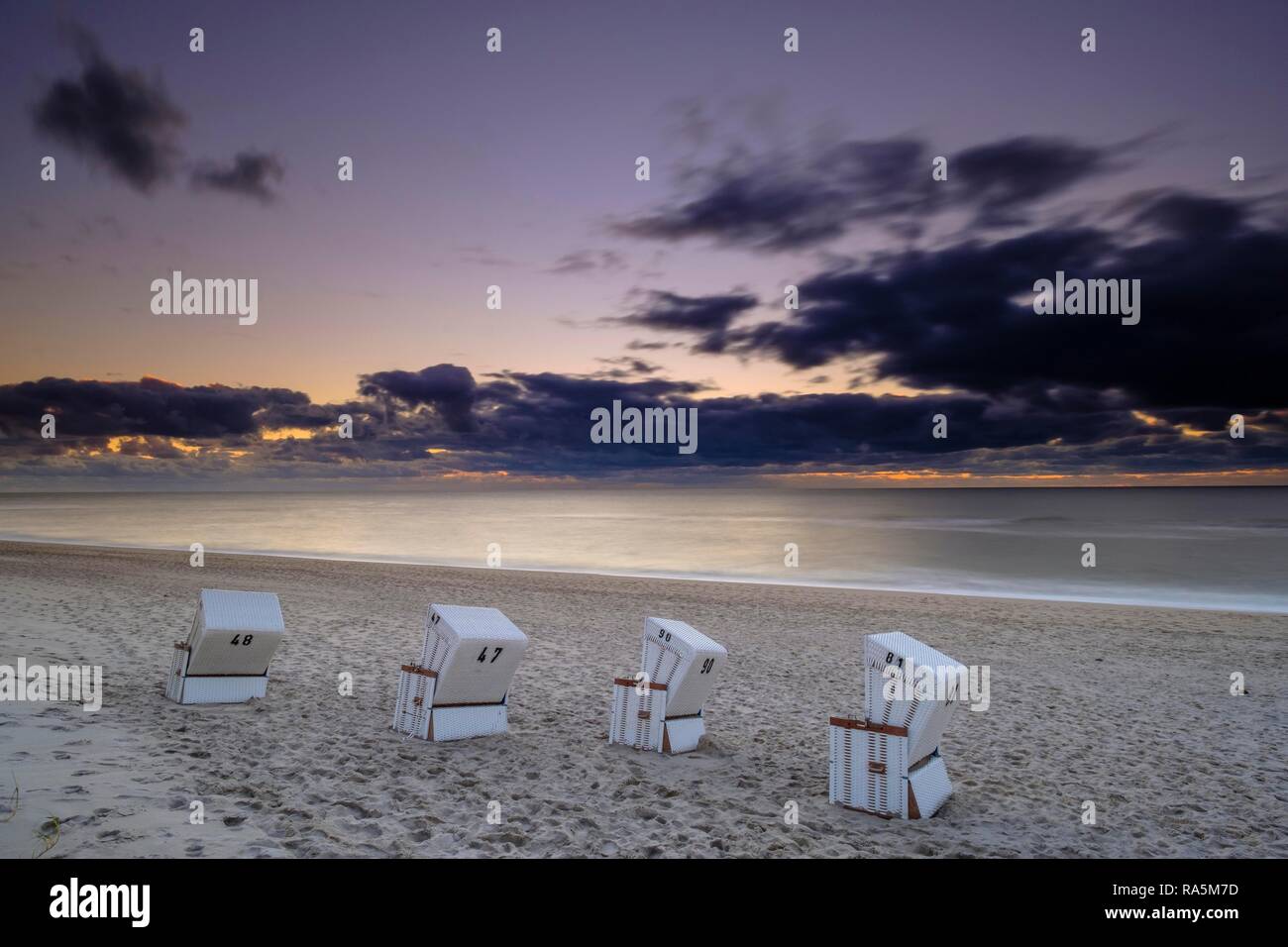 Sedie a sdraio in spiaggia occidentale di Hörnum nella luce della sera, Sylt, Nordfriesland, Schleswig-Holstein, Germania Foto Stock