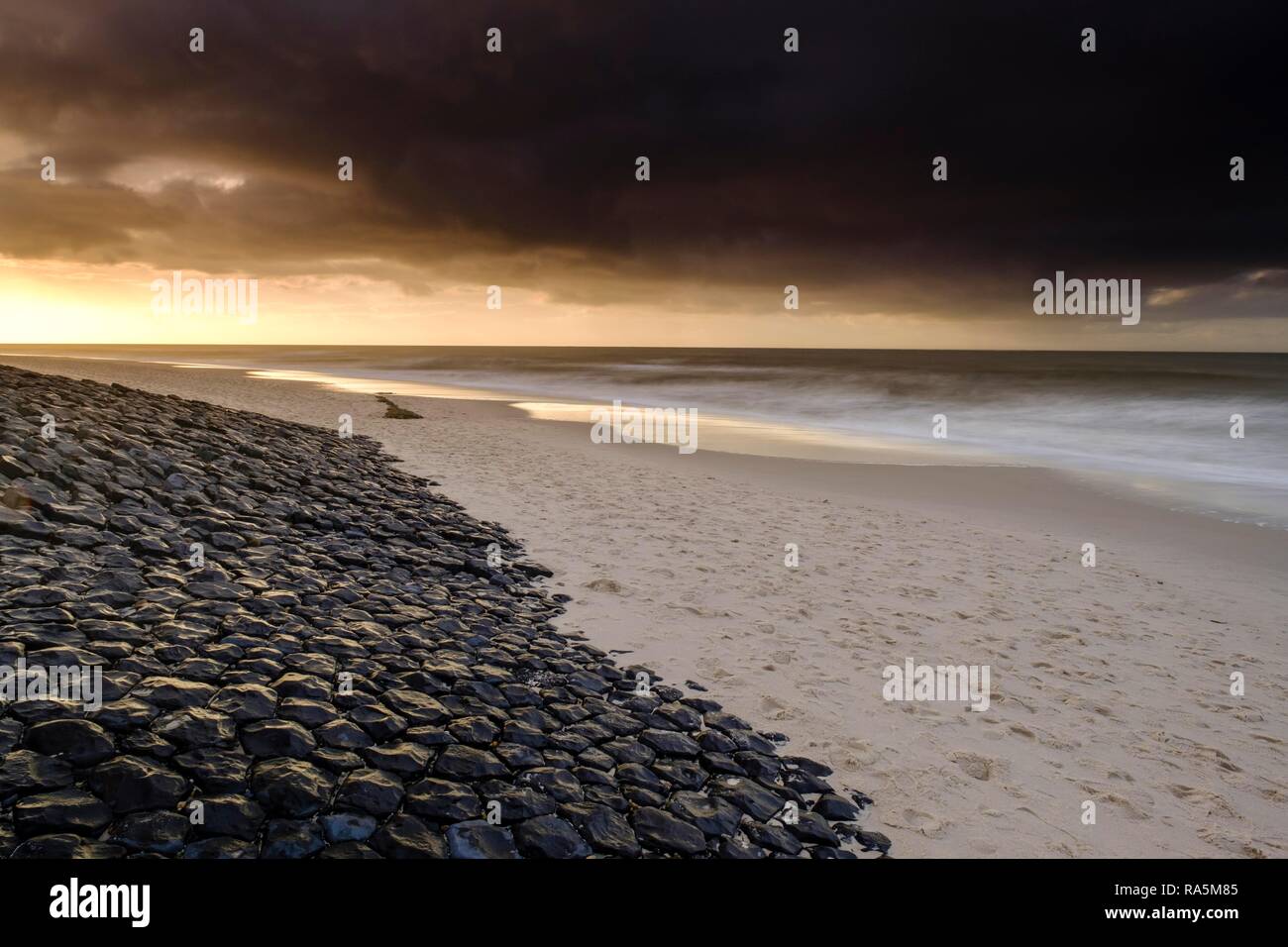 Lastricato in pietra parte spiaggia, per la protezione delle zone costiere, west beach, Sylt, Nordfriesland, Schleswig-Holstein, Germania Foto Stock