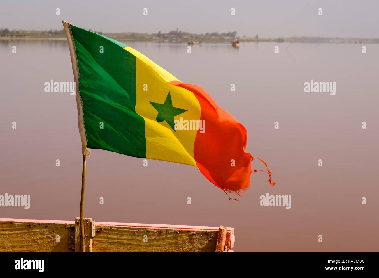 Bandiera del Senegal, Lac Rose, regione di Dakar, Senegal Foto Stock