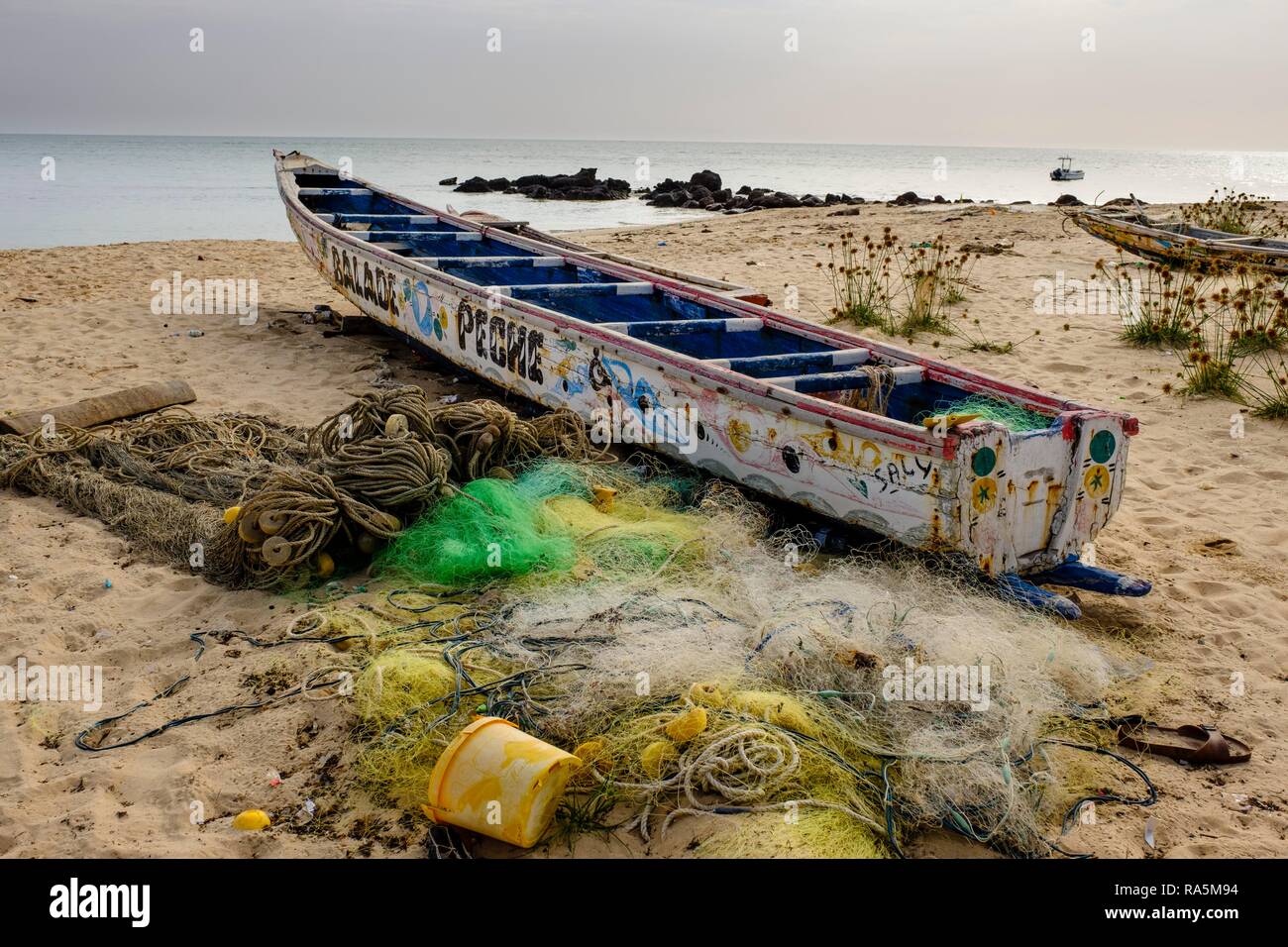 Tradizionale barca da pesca con reti sulla spiaggia di Saly, regione di Thiès, Senegal Foto Stock