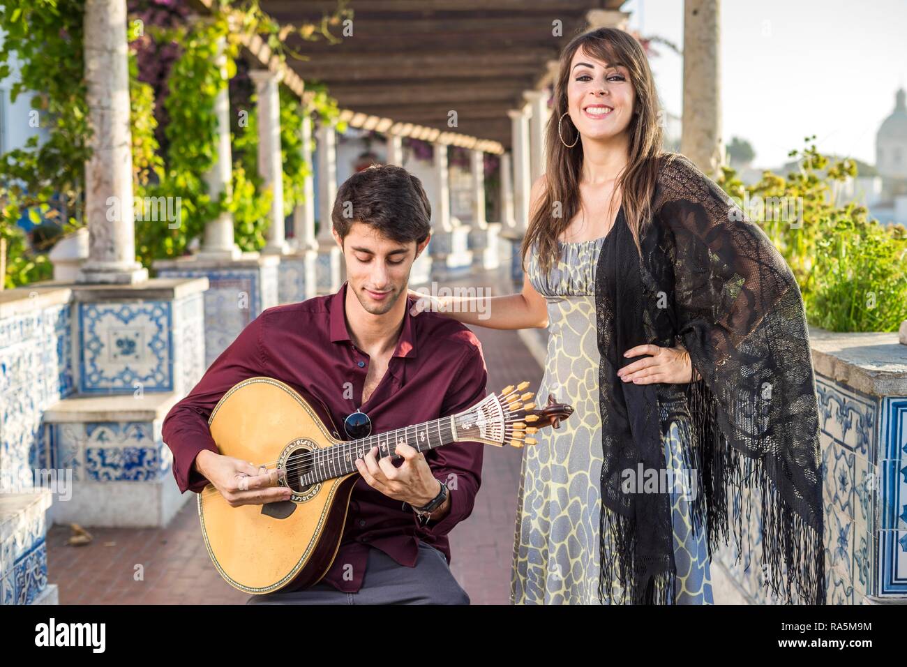 Due musicisti, musica tradizionale fado sotto la pergola, Lisbona, Portogallo Foto Stock