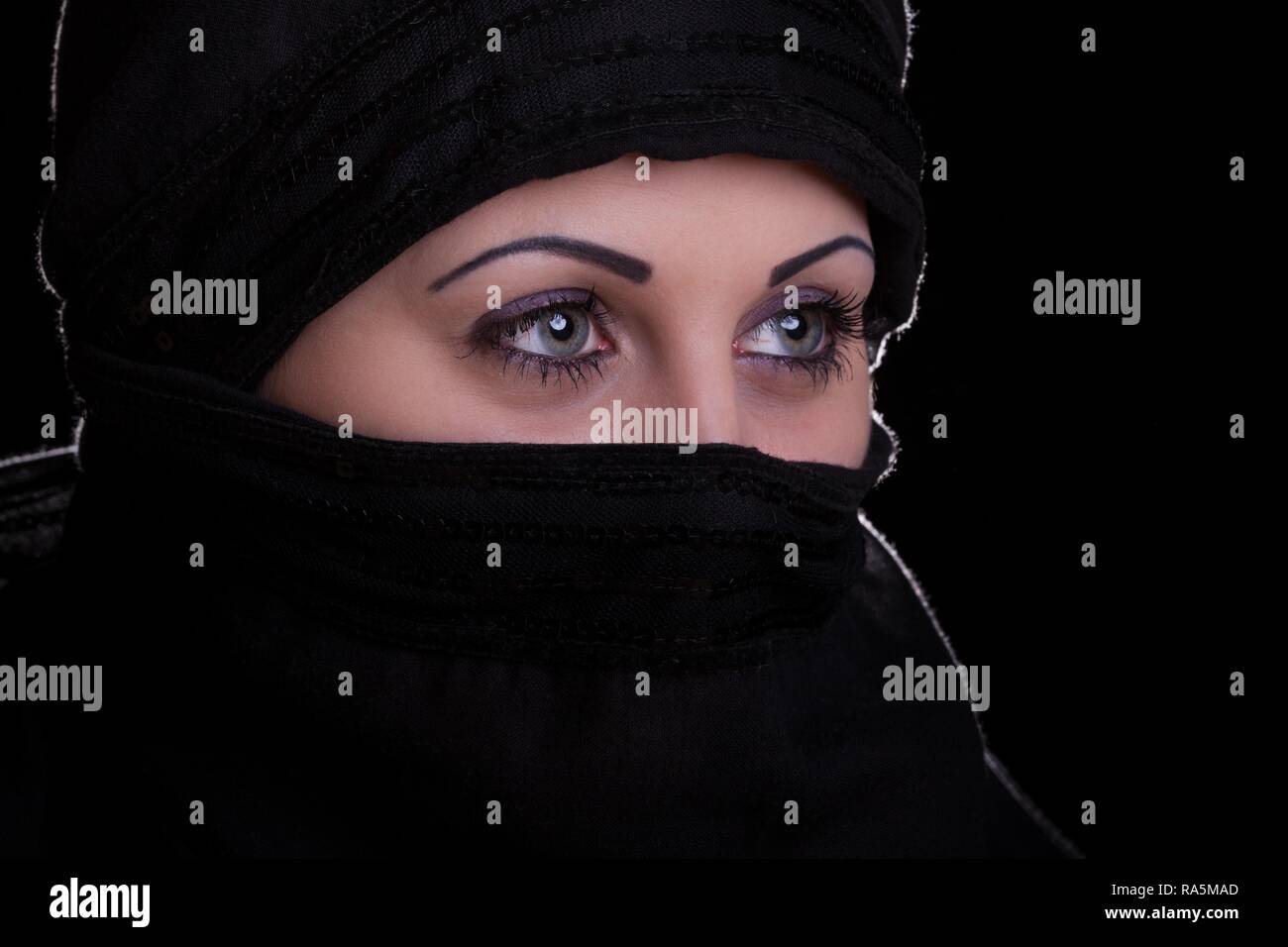 Ritratto, gli occhi di una donna, la faccia coperta con un panno nero, burqa, Germania Foto Stock