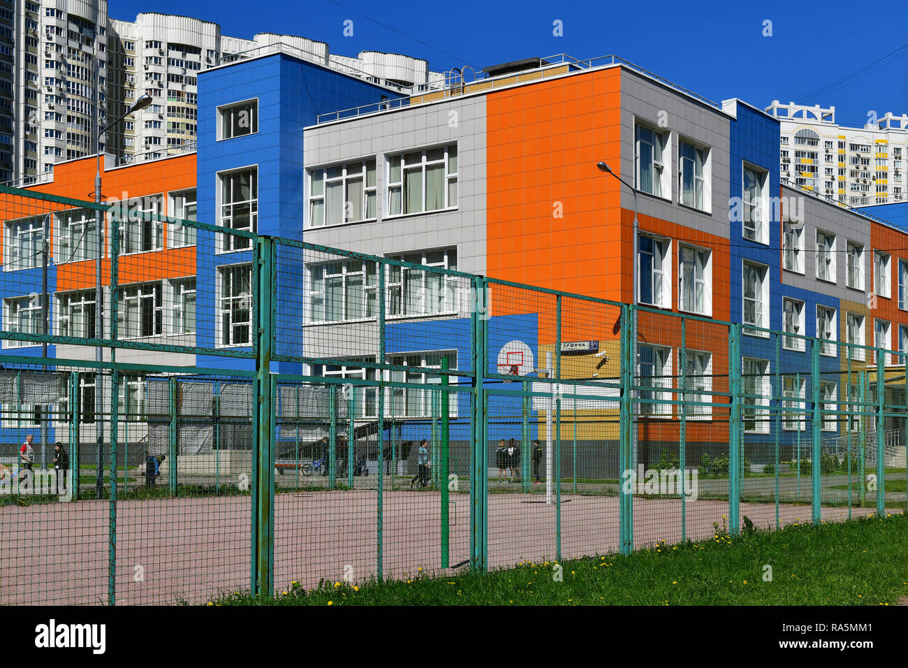 Khimki,Russia - Maggio 10. 2018. Bella luminose nella scuola media di una educazione generale Foto Stock