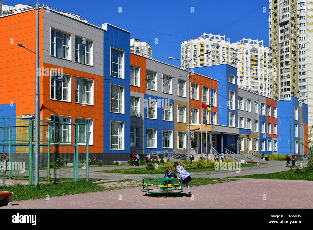 Khimki,Russia - Maggio 10. 2018. Bella luminose nella scuola media di una educazione generale Foto Stock