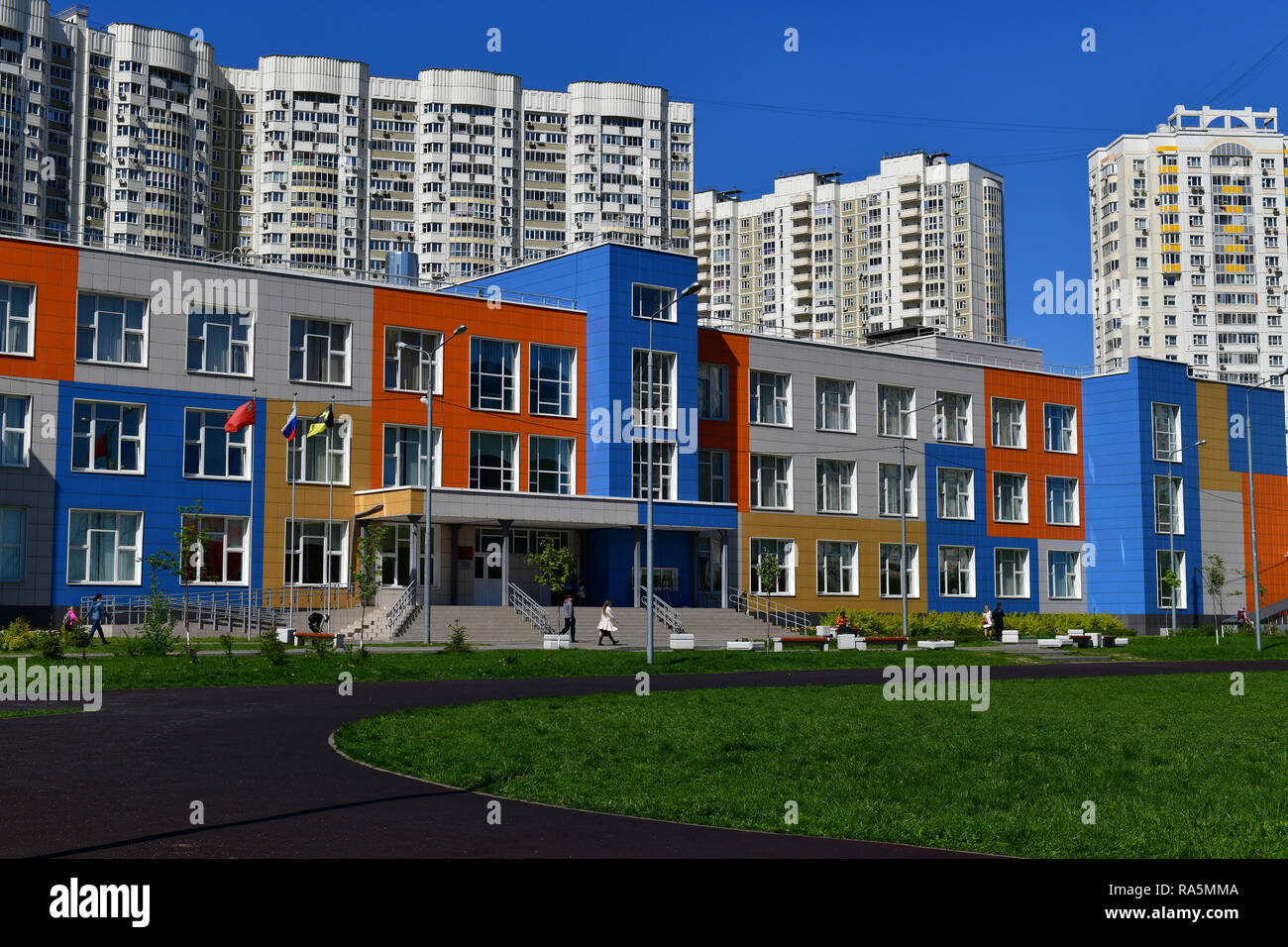 Khimki,Russia - Maggio 10. 2018. Bella luminose nella scuola media di una educazione generale Foto Stock