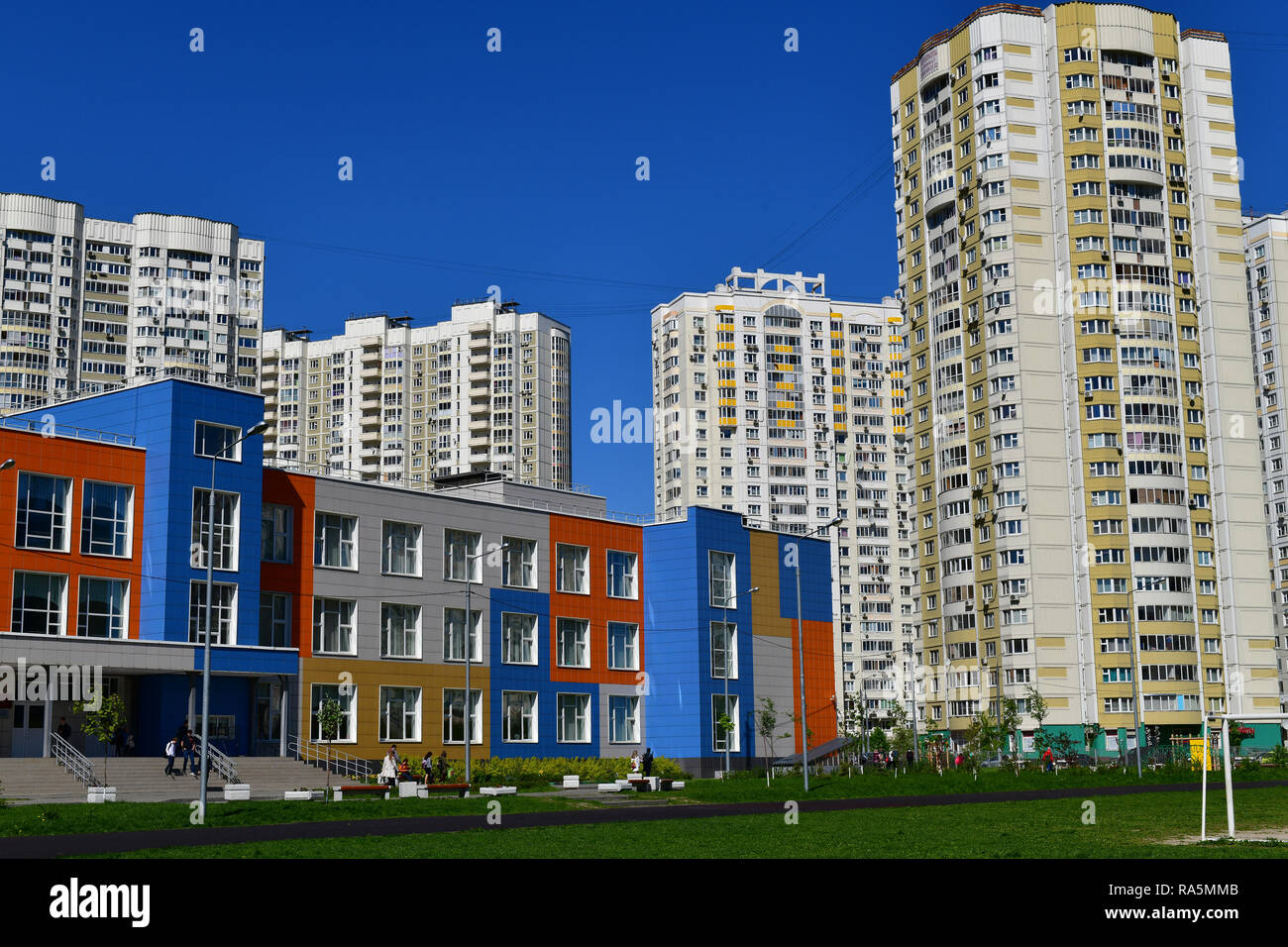 Khimki,Russia - Maggio 10. 2018. Bella luminose nella scuola media di una educazione generale Foto Stock