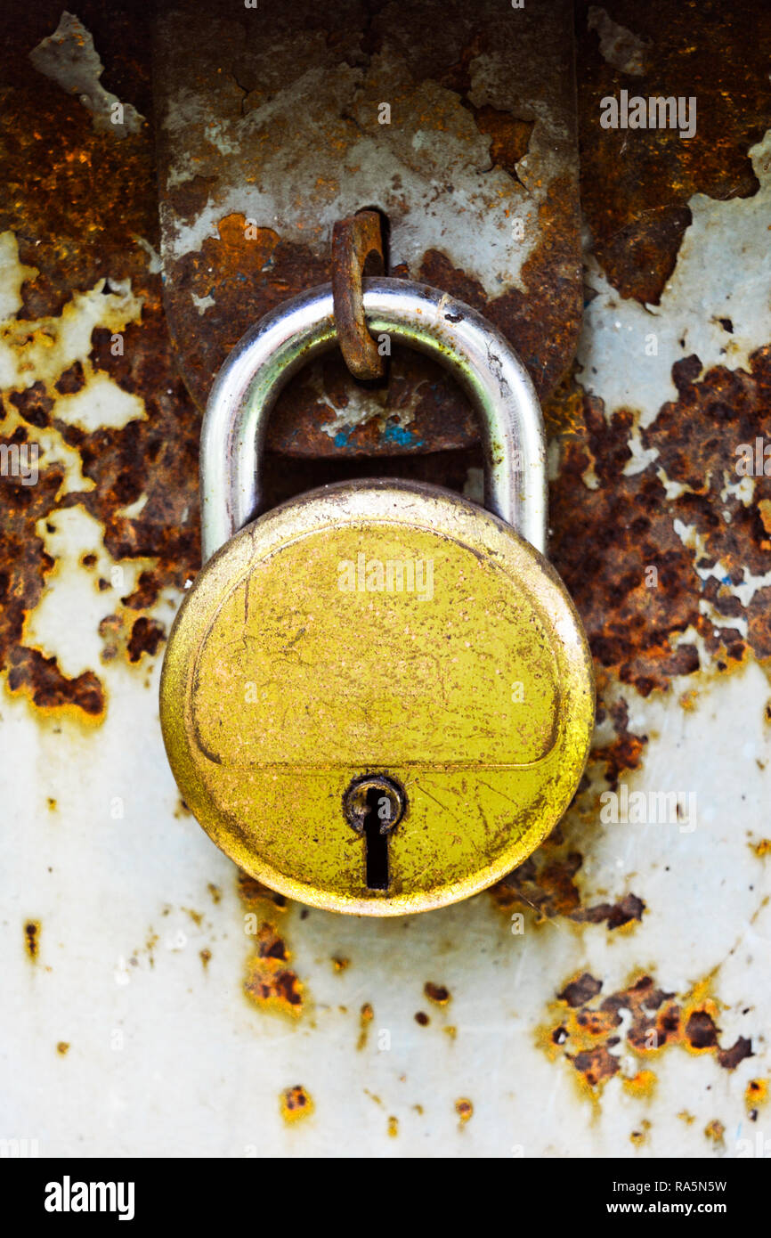 Rusty lock sul metallo arrugginito Foto Stock