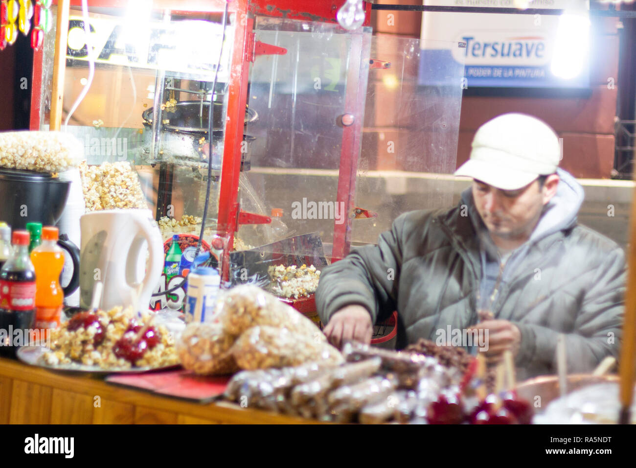 Buenos Aires Argentina 20/06/2014. Street candy venditore imballaggio di un tradizionale spuntino argentinan maní garrapiñado o di arachidi caramellate nella Recoleta. Foto Stock