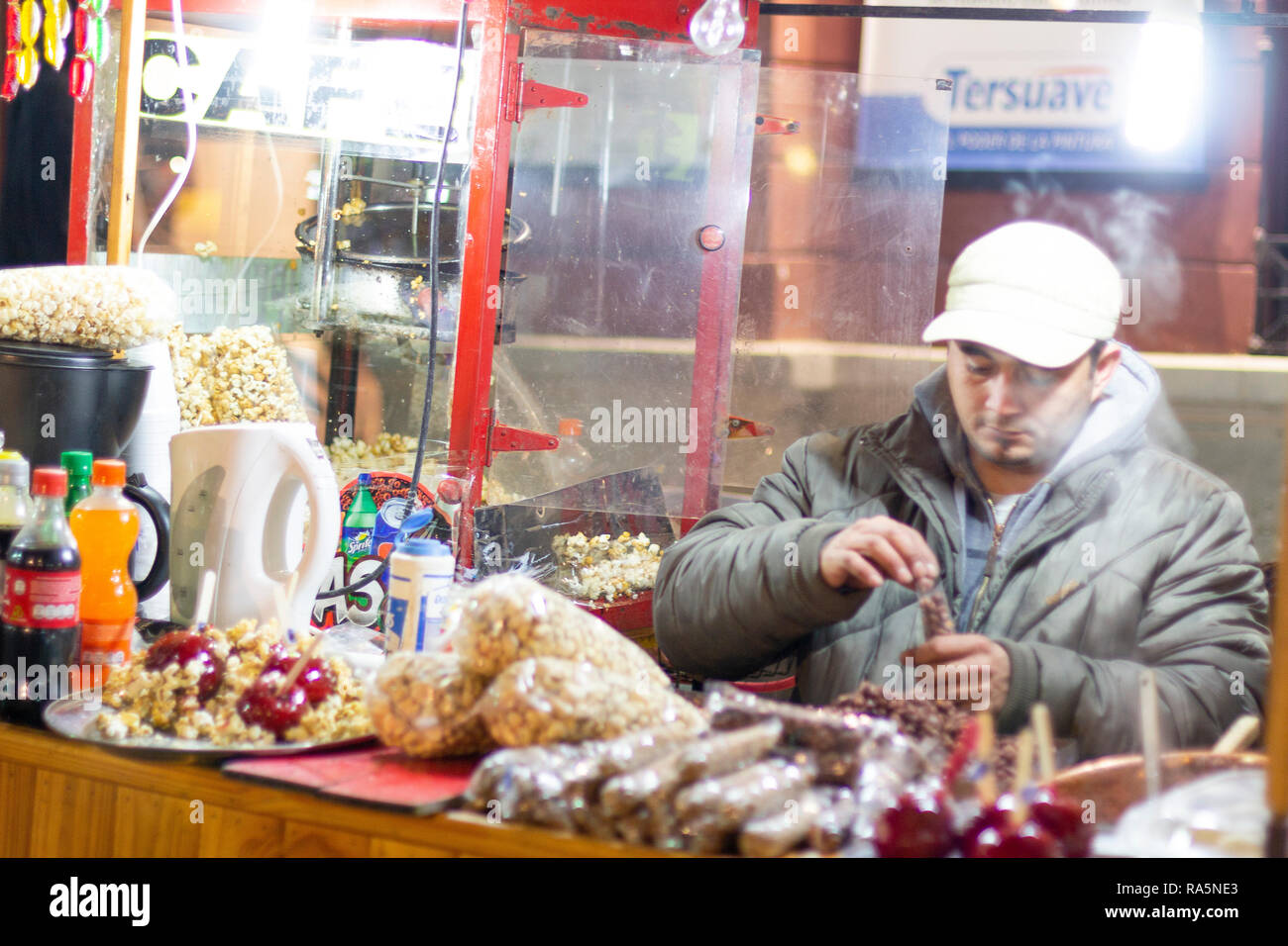 Buenos Aires Argentina 20/06/2014. Street candy venditore imballaggio di un tradizionale spuntino argentinan maní garrapiñado o di arachidi caramellate nella Recoleta. Foto Stock