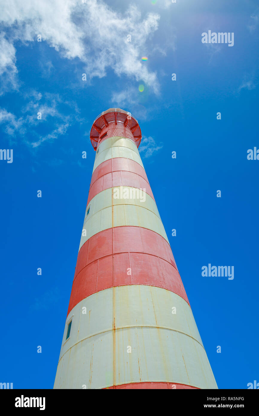 Storico Faro di Moore punto sul cielo blu in Geraldton, Western Australia. In piedi 34 metri di altezza è stato il primo tutto in acciaio torre costruita sulla terraferma in Australia nel 1878. Colpo verticale. Foto Stock