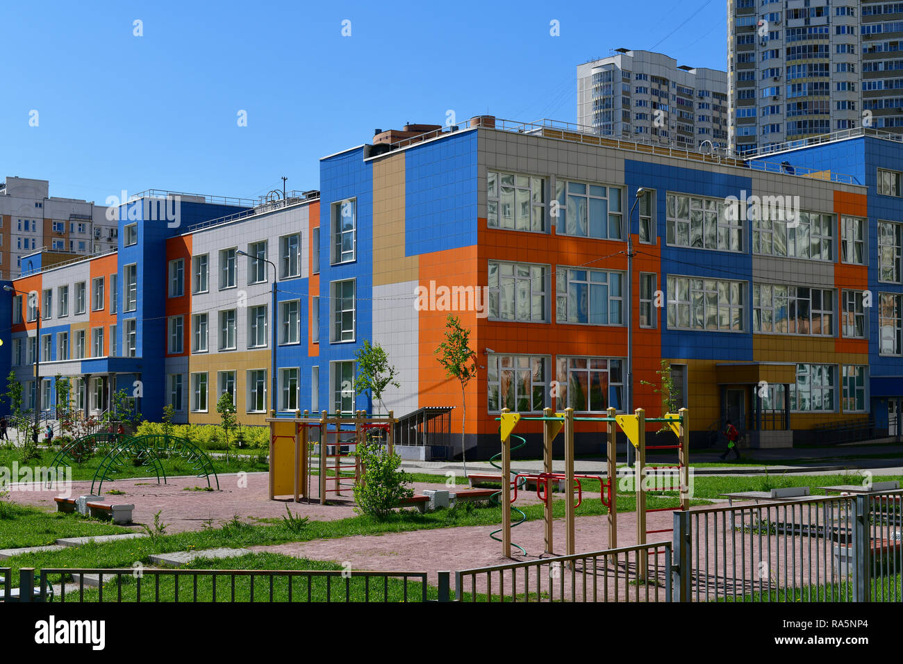 Khimki,Russia - Maggio 10. 2018. Bella stato completo scuola di istruzione primaria e secondaria Foto Stock
