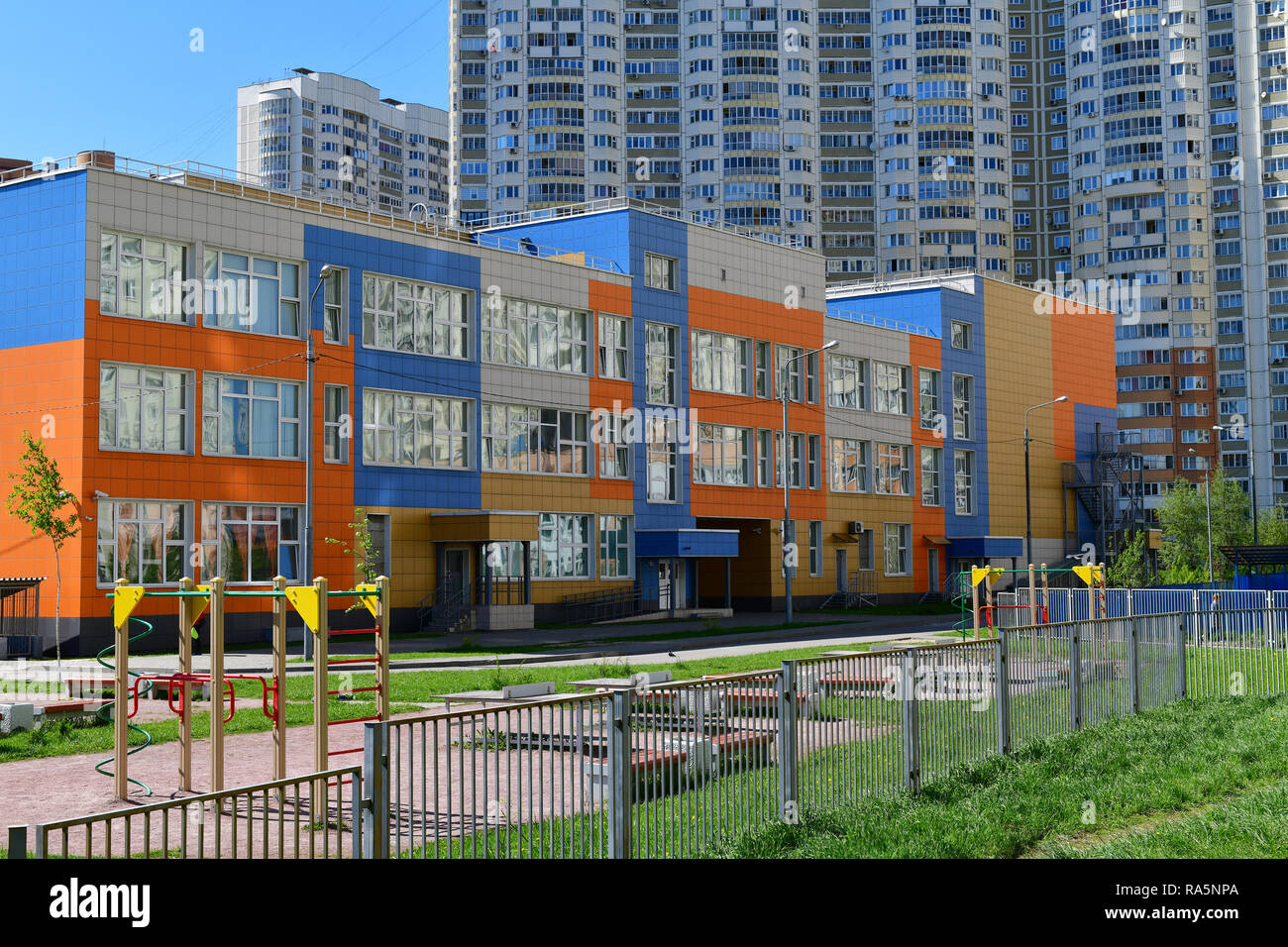 Khimki,Russia - Maggio 10. 2018. Bella stato completo scuola di istruzione primaria e secondaria Foto Stock