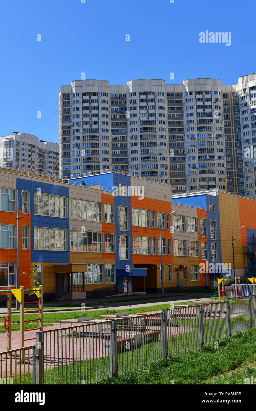 Khimki,Russia - Maggio 10. 2018. Bella stato completo scuola di istruzione primaria e secondaria Foto Stock