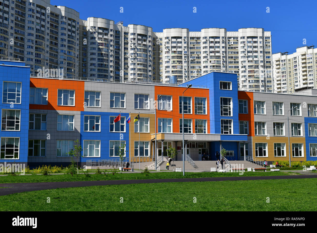 Khimki,Russia - Maggio 10. 2018. Bella stato completo scuola di istruzione primaria e secondaria Foto Stock