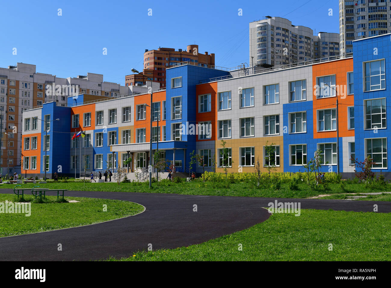 Khimki,Russia - Maggio 10. 2018. Bella stato completo scuola di istruzione primaria e secondaria Foto Stock