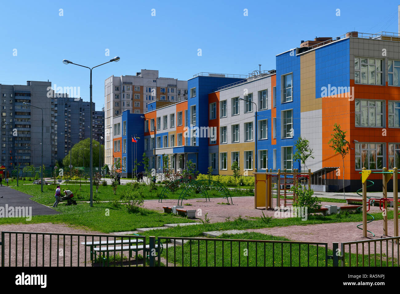 Khimki,Russia - Maggio 10. 2018. Bella stato completo scuola di istruzione primaria e secondaria Foto Stock