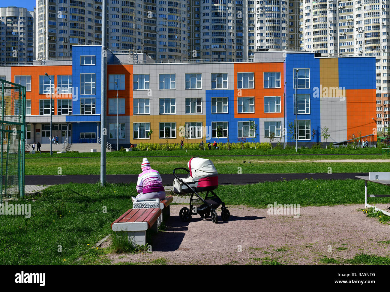 Khimki,Russia - Maggio 10. 2018. La mamma con un bambino carrello vicino la scuola media di una educazione generale Foto Stock