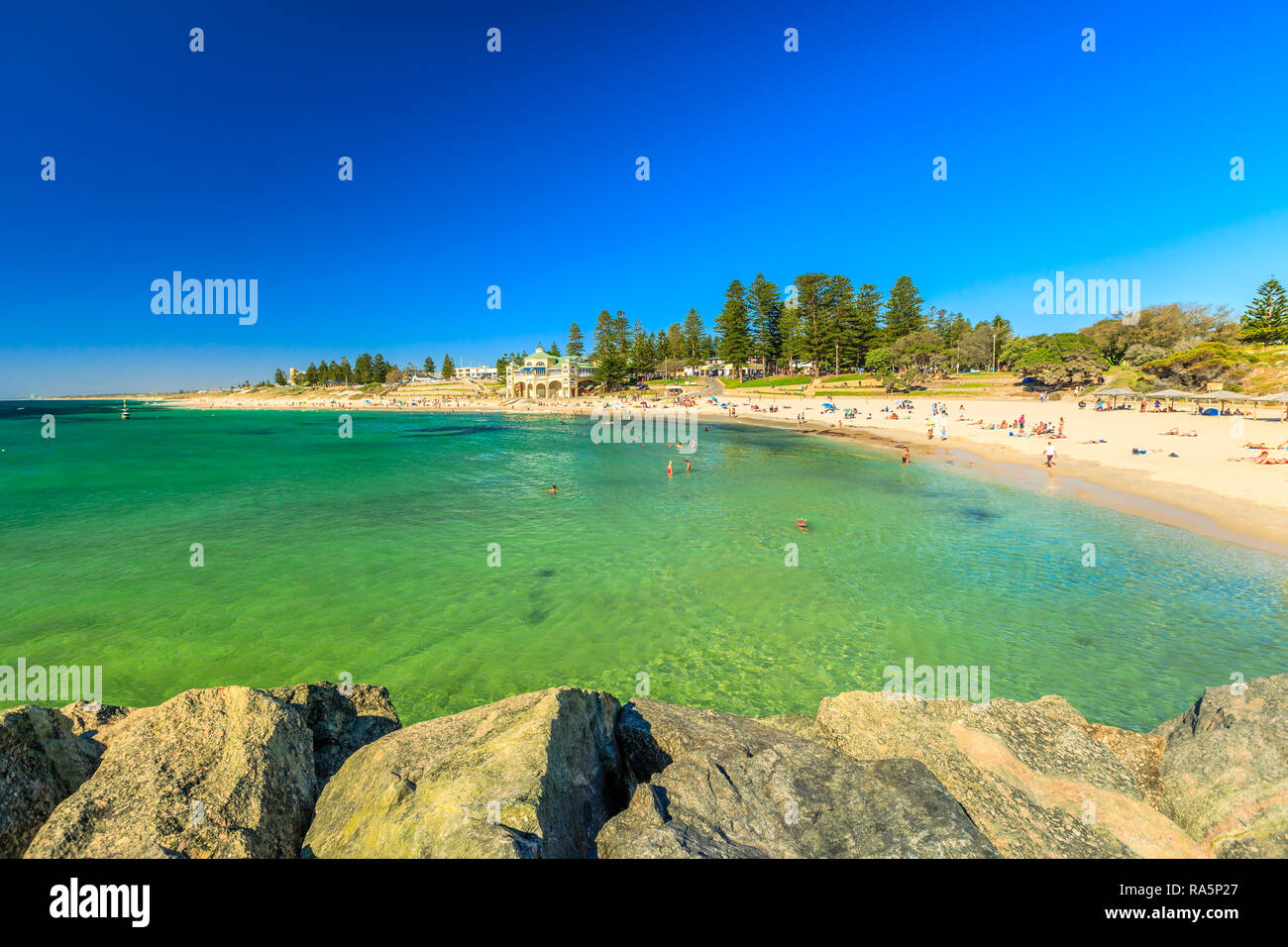 Cottesloe Beach in Western Australia: sabbia bianca e calme acque turchesi. Il Perth la spiaggia più famosa, Oceano Indiano. Summertime in cielo blu. Copia dello spazio. Foto Stock