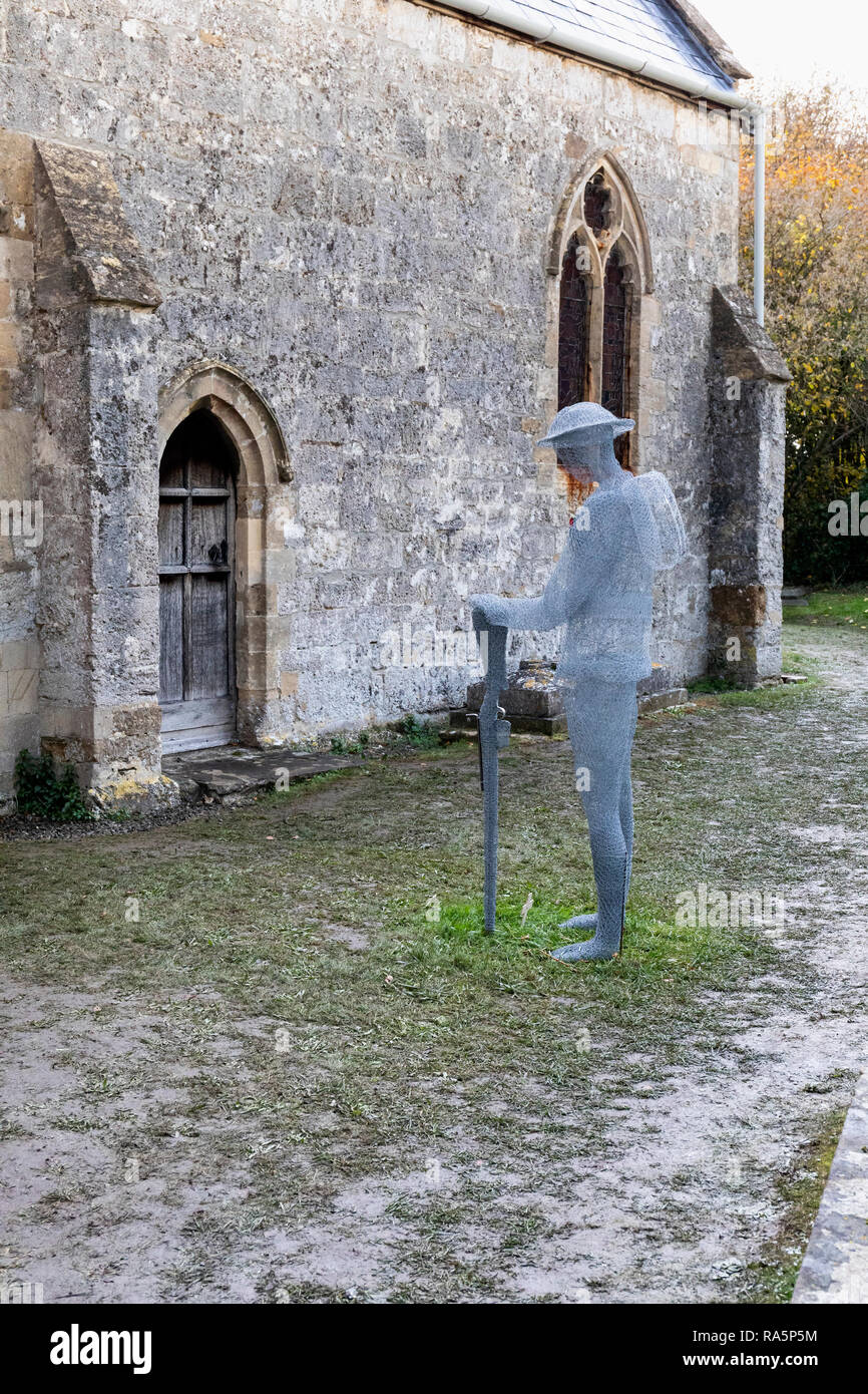 Filo Ghostlike sculture di solidiers che sono morti nella guerra mondiale uno dallo scultore Jackie Lantelli. St John's sagrato, Slimbridge, Inghilterra Foto Stock