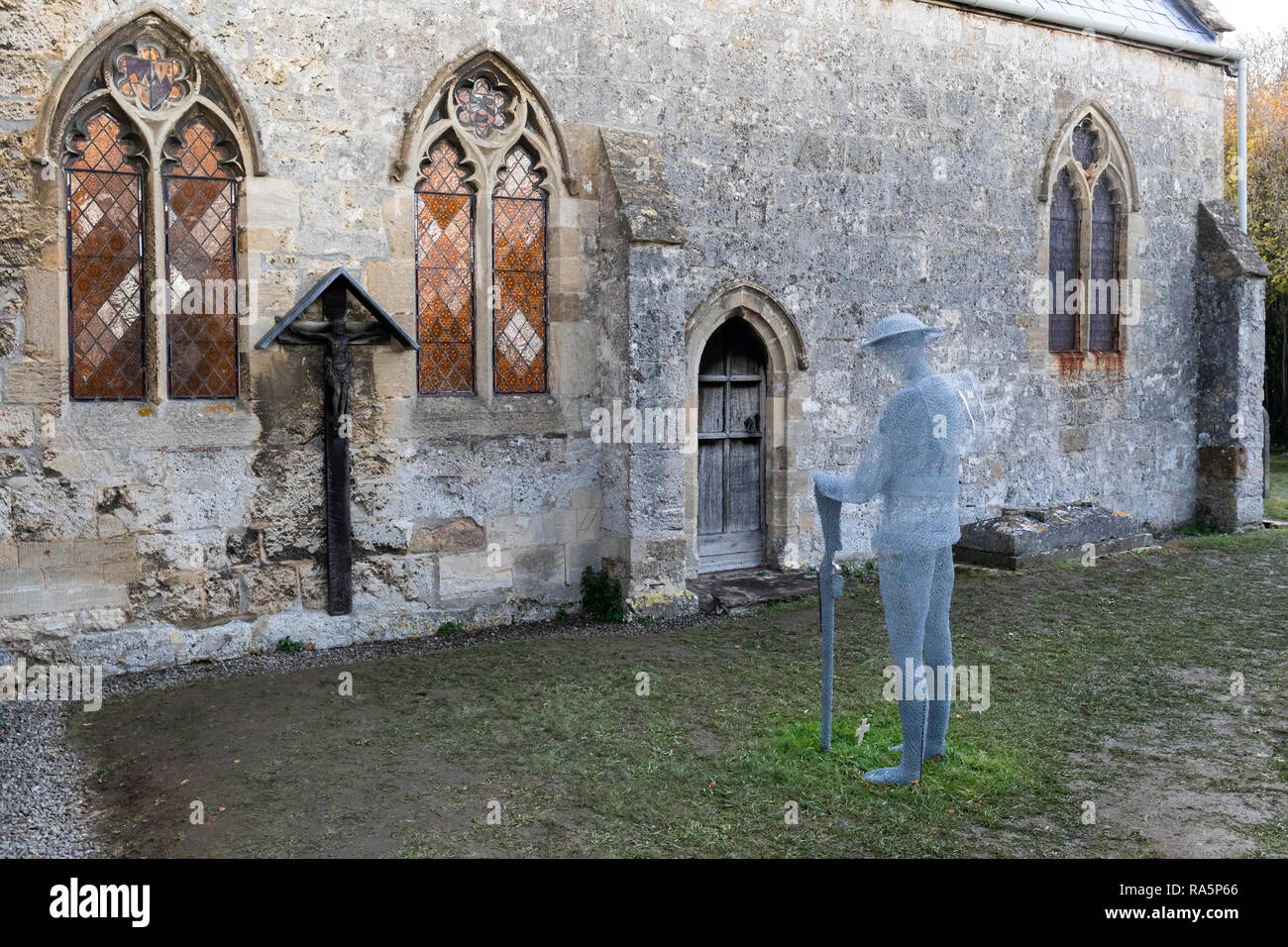 Filo Ghostlike sculture di solidiers che sono morti nella guerra mondiale uno dallo scultore Jackie Lantelli. St John's sagrato, Slimbridge, Inghilterra Foto Stock