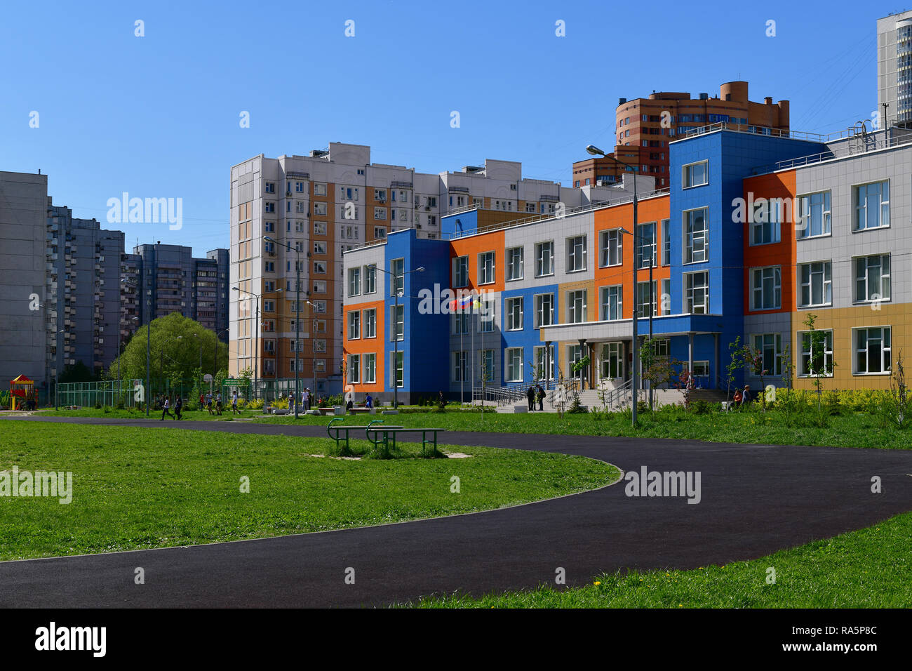 Khimki,Russia - Maggio 10. 2018. Bella stato completo scuola di istruzione primaria e secondaria Foto Stock