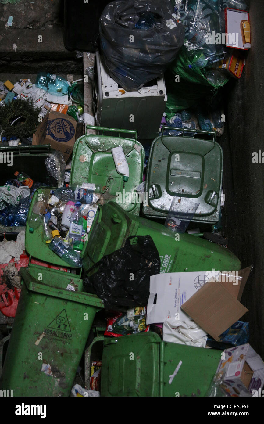Bucarest, Romania - 1 Gennaio 2019: pieno di spazzatura e molto sporco cassonetti all'interno di un alto blocco di appartamenti in Bucarest. Foto Stock