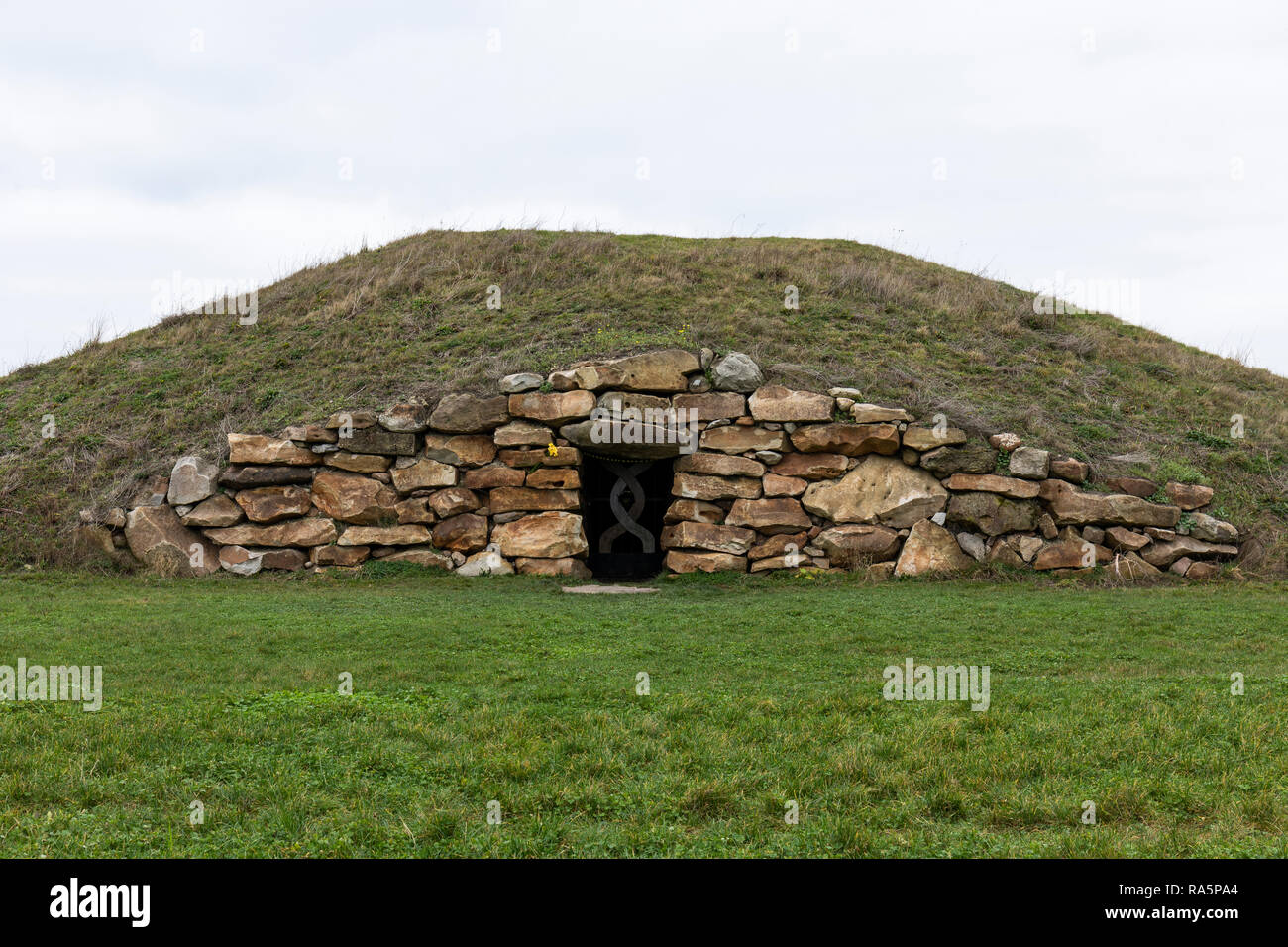 Il Long Barrow a tutti Cannings - un luogo per cremato rimane, Wiltshire, Inghilterra Foto Stock