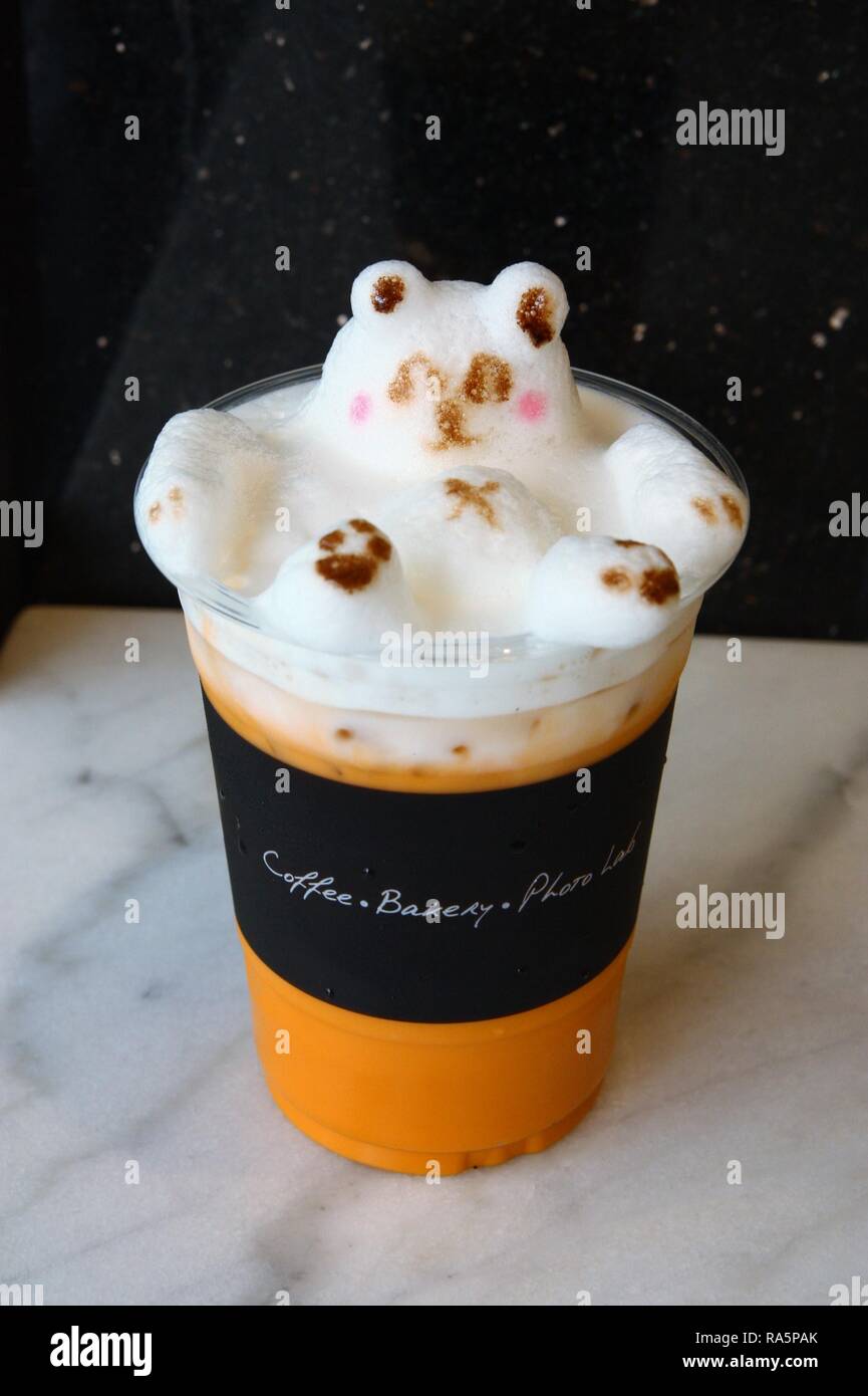 3d carino orso tè latte latte schiuma al cafe Foto Stock
