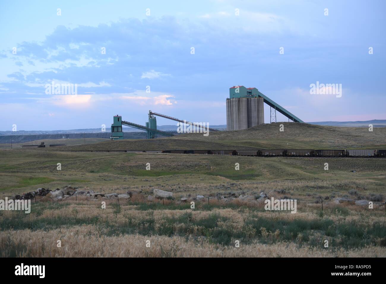 Treno del carbone, le miniere di carbone di silos e le operazioni di trasformazione in polvere il bacino del fiume del Wyoming, STATI UNITI D'AMERICA. Foto Stock