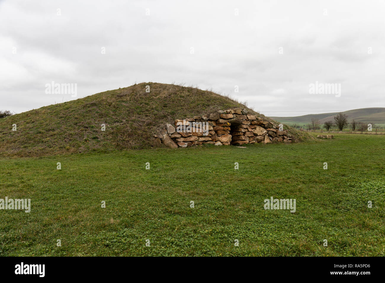 The Long Barrow at All Cannings - un luogo per resti cremati in urne, Wiltshire, Inghilterra Foto Stock