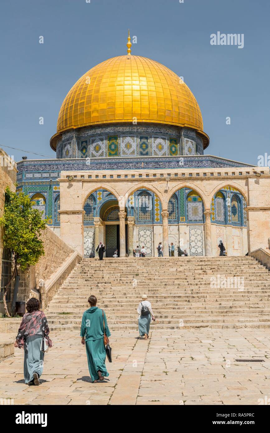 I turisti in una piazza di fronte alla Cupola della roccia, anche come Qubbat-sachra, Kipat Hasela, al Monte del Tempio, la Città Vecchia di Gerusalemme Foto Stock