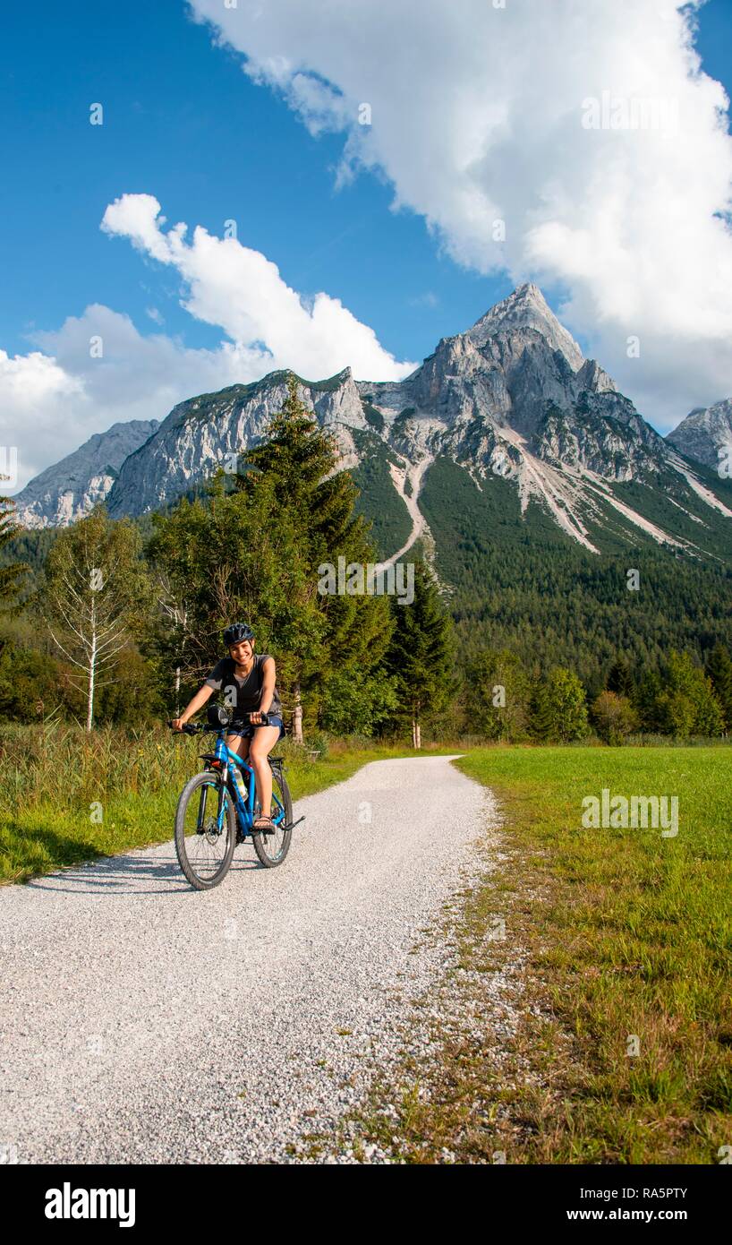Ciclista con mountain bike, sulla Via Claudia Augusta ciclabile attraversamento delle Alpi, Sonnenspitze sul retro Foto Stock