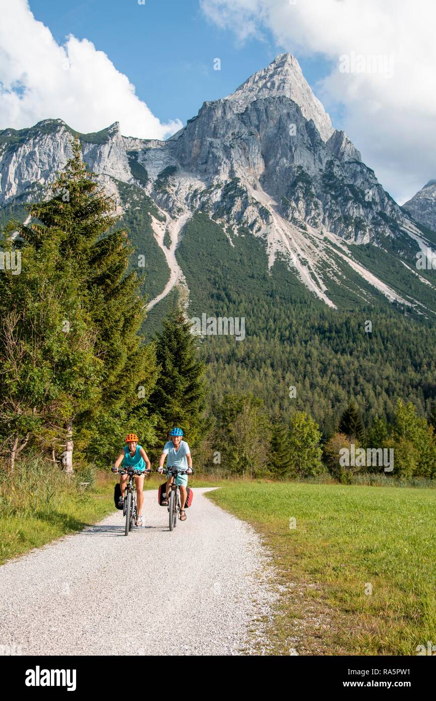 Ciclista con la mountain bike, sulla Via Claudia Augusta ciclabile attraversamento delle Alpi, Sonnenspitze sul retro Foto Stock