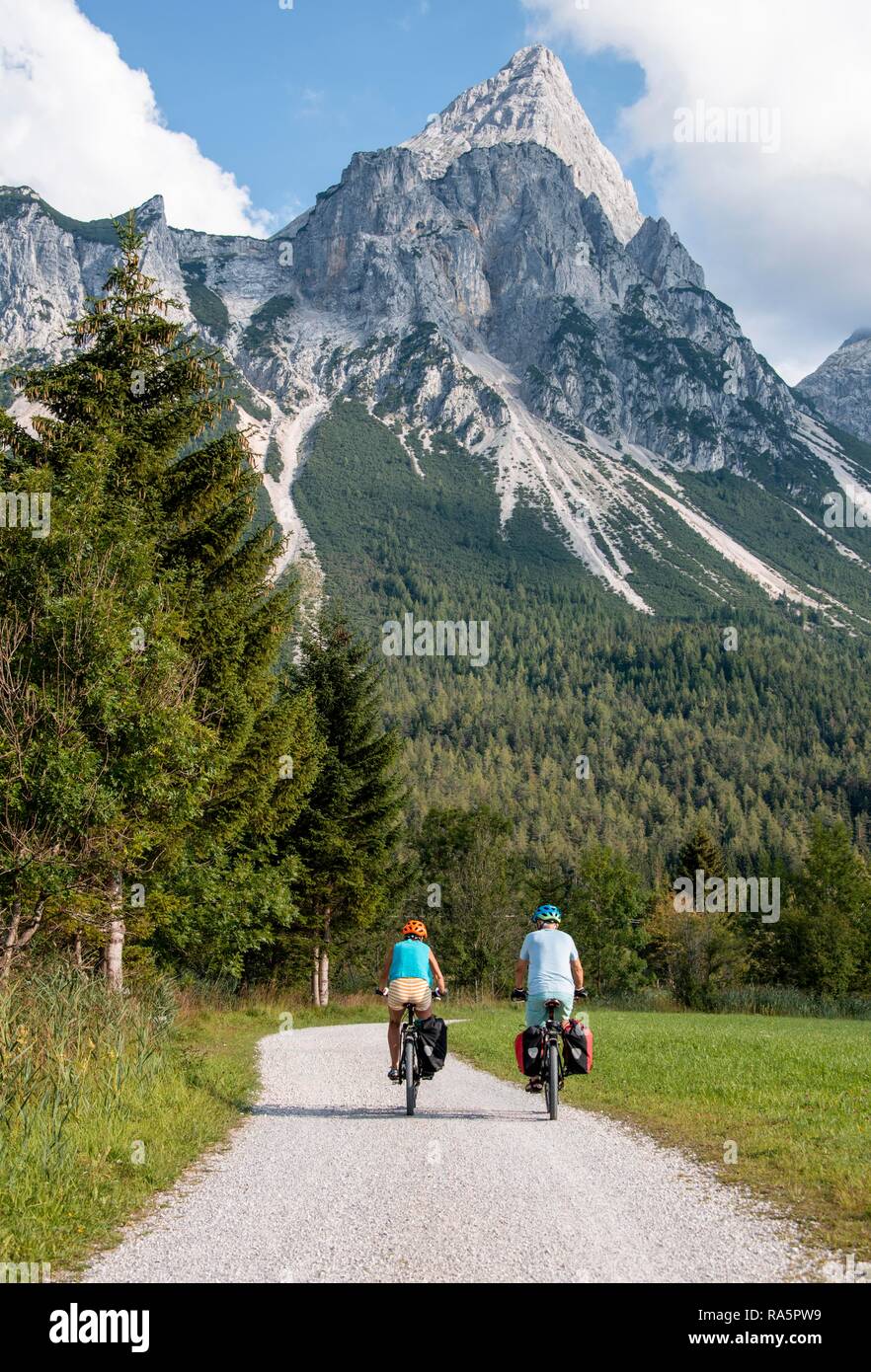 Ciclista con la mountain bike, sulla Via Claudia Augusta ciclabile attraversamento delle Alpi, Sonnenspitze sul retro Foto Stock