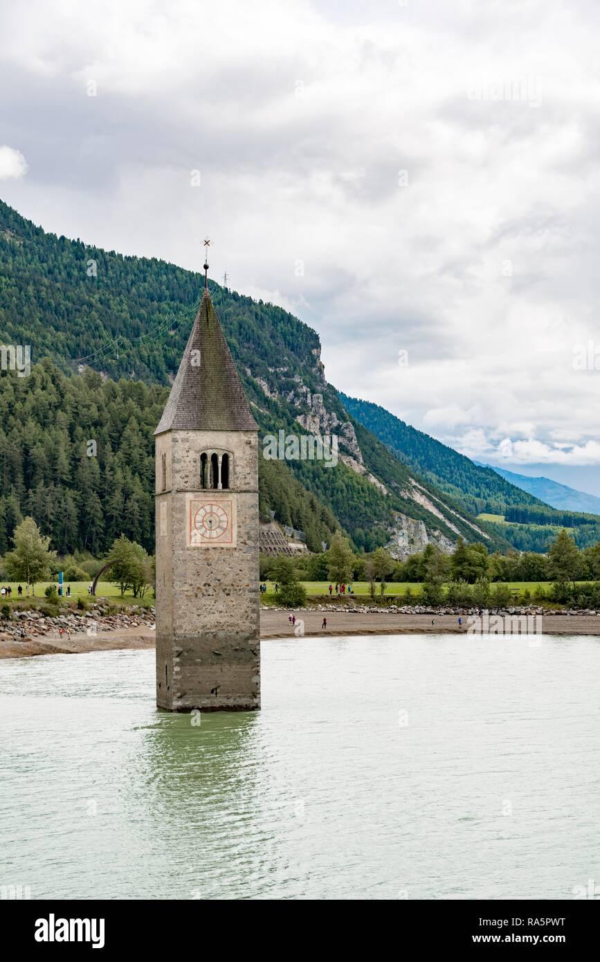 Il campanile della chiesa di Alt-Graun, Reschensee serbatoio, Graun im Val Venosta, Alto Adige, Trentino Alto Adige, Italia Foto Stock