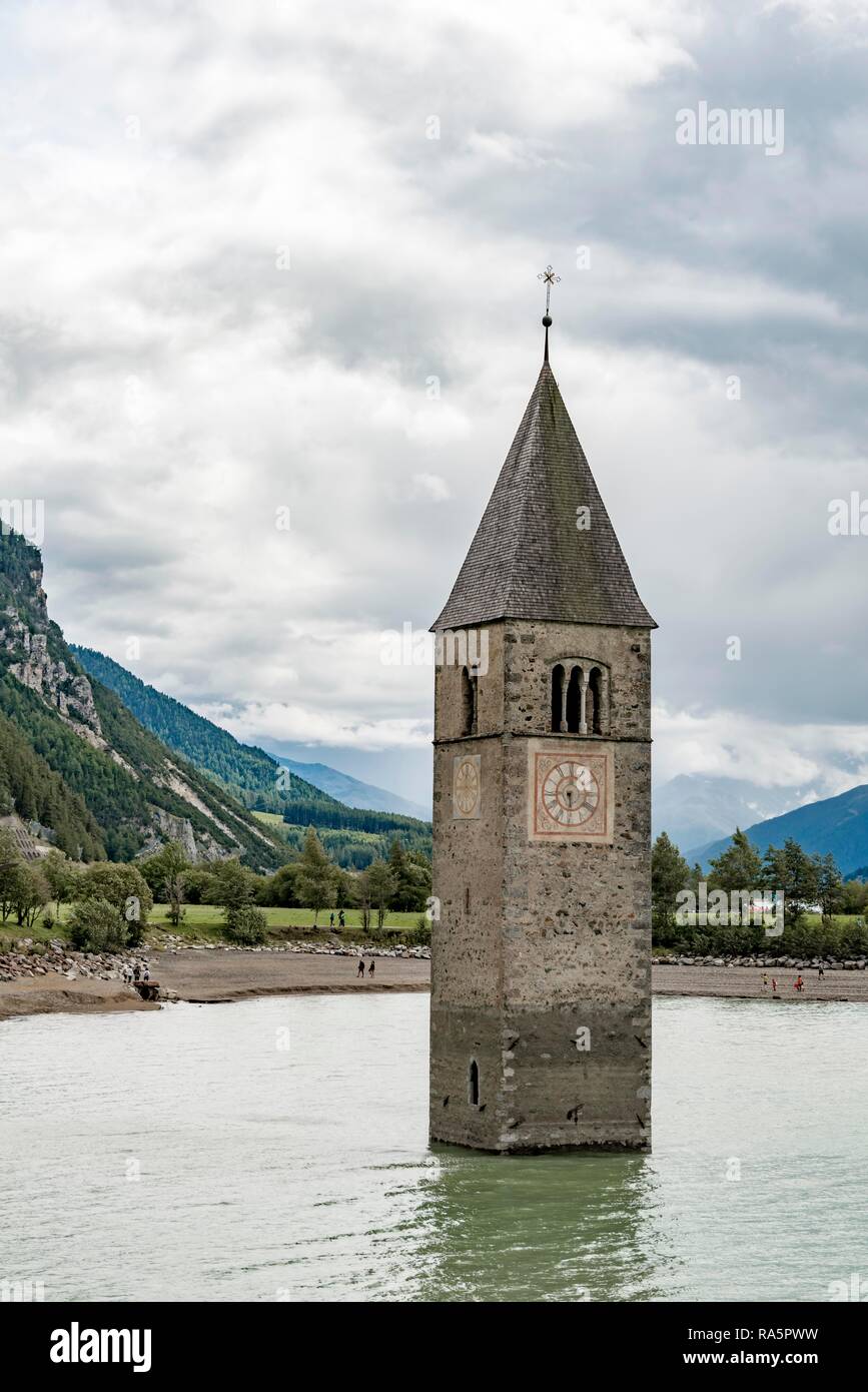 Il campanile della chiesa di Alt-Graun, Reschensee serbatoio, Graun im Val Venosta, Alto Adige, Trentino Alto Adige, Italia Foto Stock