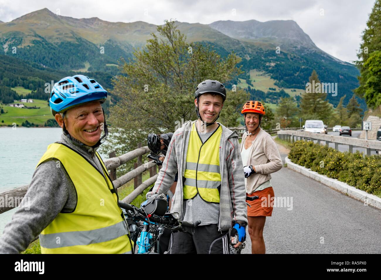 Tre i ciclisti con mountain bike e giubbotto di sicurezza, sulla Via Claudia Augusta ciclabile attraversamento delle Alpi Foto Stock