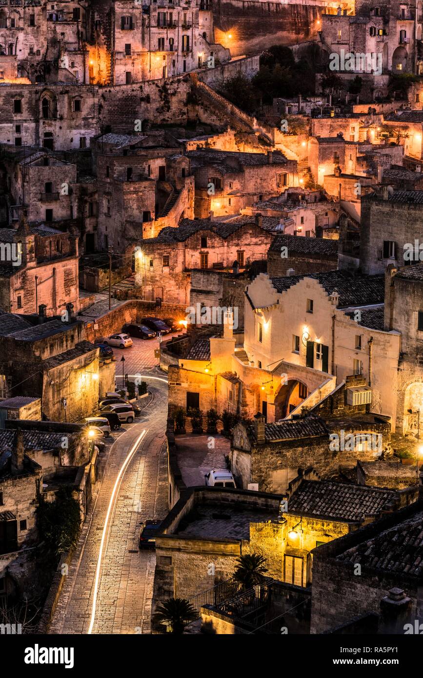 Città vecchia di notte, Matera, Basilicata, Italia Foto Stock