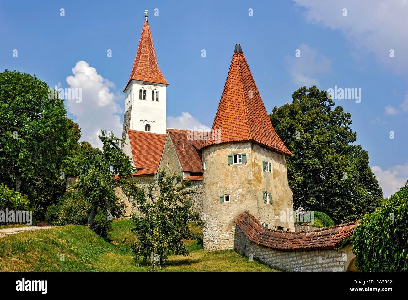 Città medievale con il muro di difesa torre di difesa, bell torre di difesa della basilica romanica di San Martin, città vecchia, Greding Foto Stock