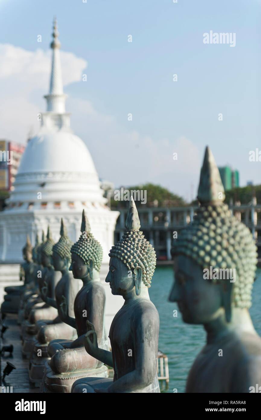 Statue di Buddha, back Dagoba bianco, Seema Malaka tempio, Beira Lake, Beira Lake, Colombo, Sri Lanka Foto Stock