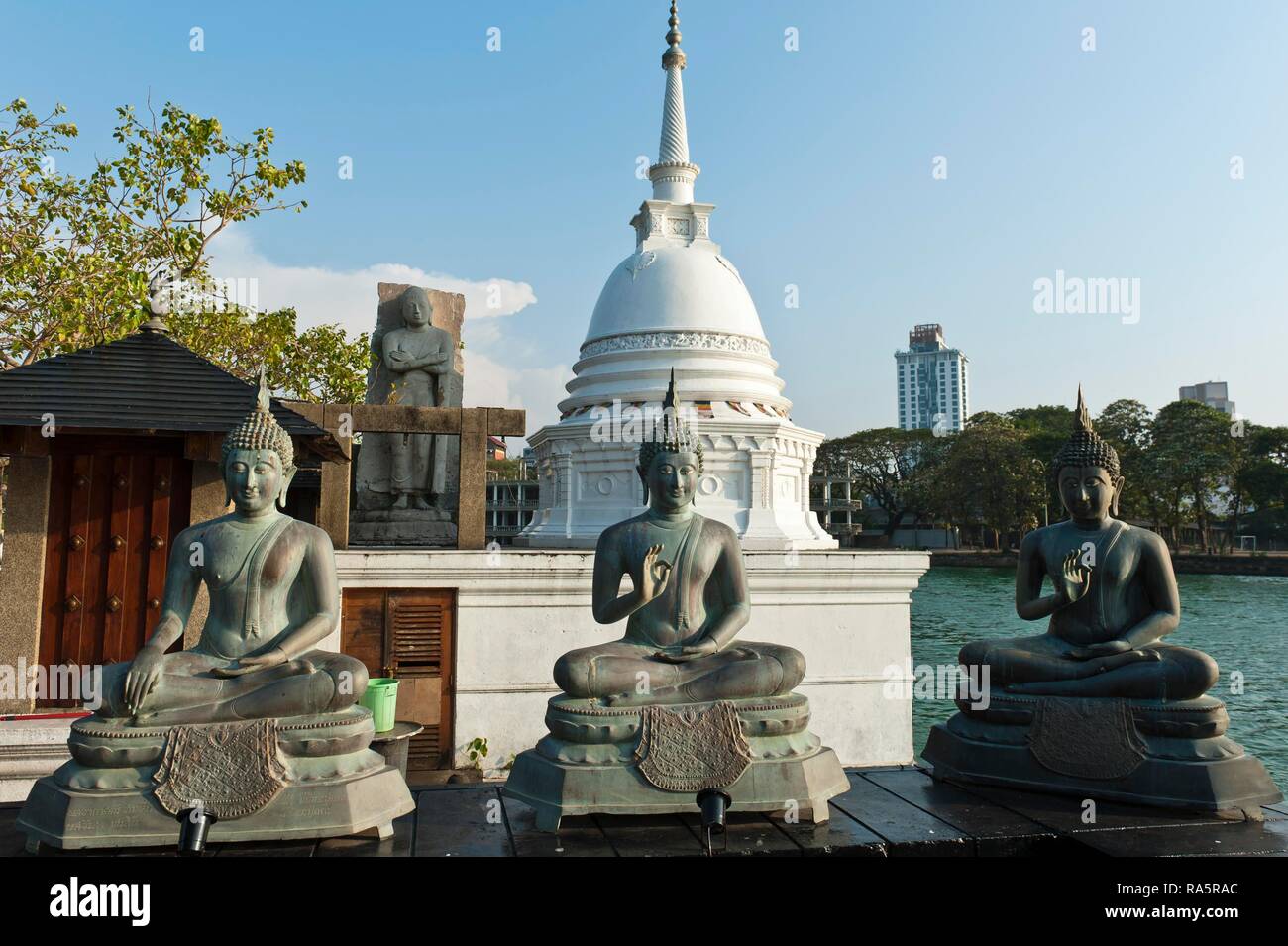 Statue di Buddha, back Dagoba bianco, Seema Malaka tempio, Beira Lake, Beira Lake, Colombo, Sri Lanka Foto Stock
