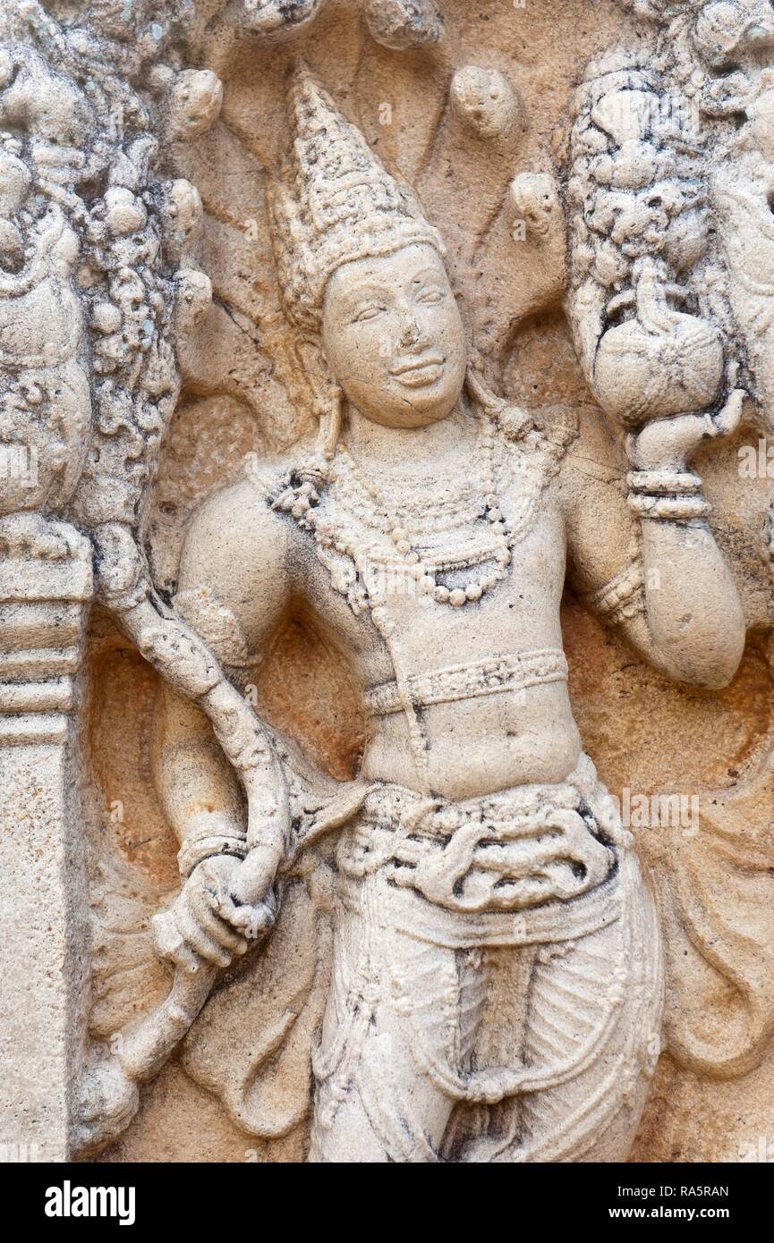 Vecchio rilievo artistico, personificata Naga, aspetto del dio Vishnu, presso il Tempio rotondo Polonnaruwa Watadage, un quadrangolo Foto Stock
